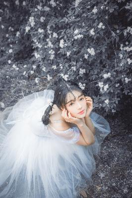 拍摄女子蹲下尿裤子的视频大全